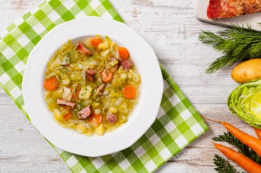 Ev yapımı lahana çorbası, füme pirzola ile pişirilmiş. Üst görünüm.