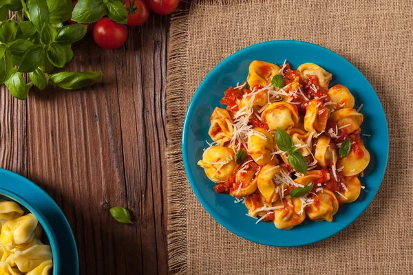 Deliziosi Tortellini Con Carne Salsa Pomodoro Cosparsi Parmigiano Basilico Vista — Foto Stock