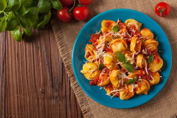 Lahodné Tortellini Masem Rajčatové Omáčce Sypané Parmezánem Bazalkou Horní Pohled — Stock fotografie