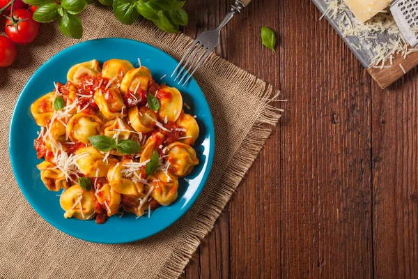 Deliciosos Tortellini Con Carne Salsa Tomate Espolvoreado Con Queso Parmesano — Foto de Stock