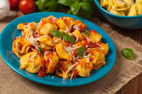 Heerlijke Tortellini Met Vlees Tomatensaus Bestrooid Met Parmezaanse Kaas Basilicum — Stockfoto