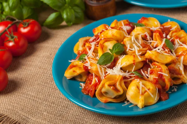 Domates Soslu Leziz Tortellini Üzerine Parmesan Peyniri Fesleğen Serpiştirilmiş Görünüm — Stok fotoğraf