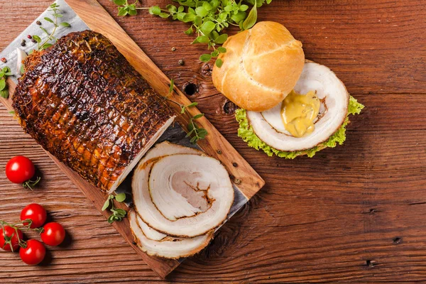 Yuvarlak, kızarmış domuz göbeği. Üst görünüm.