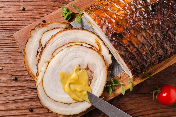 Yuvarlak, kızarmış domuz göbeği. Üst görünüm.