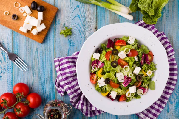 Frischer Griechischer Salat Auf Einem Teller Blaues Holzbrett Ansicht Von — Stockfoto