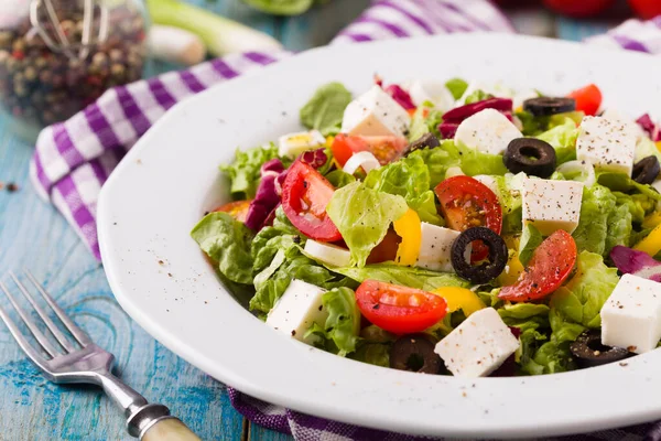 Frischer Griechischer Salat Auf Einem Teller Blaues Holzbrett — Stockfoto