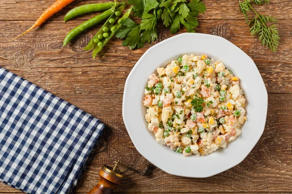 Traditioneller Salat Mit Gekochtem Gemüse Und Mayonnaise Holzuntergrund Ansicht Von — Stockfoto