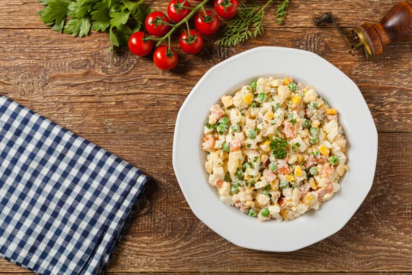 Traditioneller Salat Mit Gekochtem Gemüse Und Mayonnaise Holzuntergrund Ansicht Von — Stockfoto