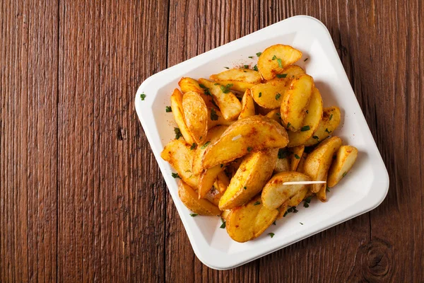 Geleneksel İspanyol fırında patates ve acı biber. Bravas sosu. Üst görünüm