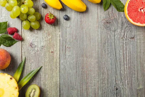 Deliciosa Ensalada Frutas Con Fruta Fresca Mesa Madera Gris Fondo —  Fotos de Stock