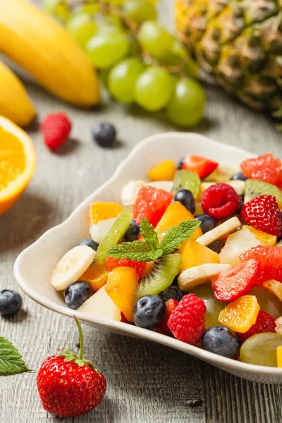 Deliciosa Ensalada Frutas Con Fruta Fresca Mesa Madera Gris Fondo —  Fotos de Stock