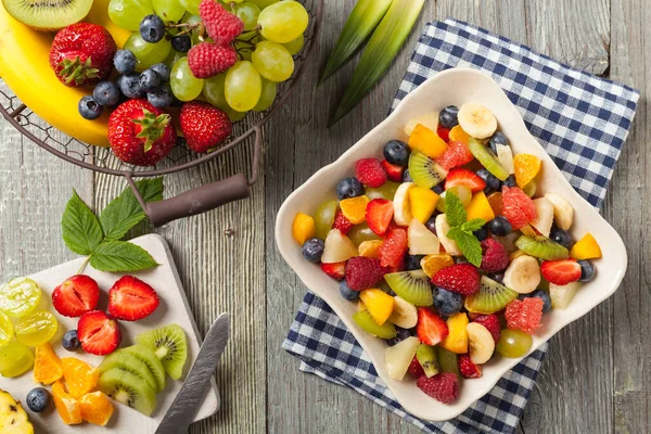 Heerlijke Fruitsalade Met Vers Fruit Houten Grijze Tafel Achtergrond Bovenaanzicht — Stockfoto