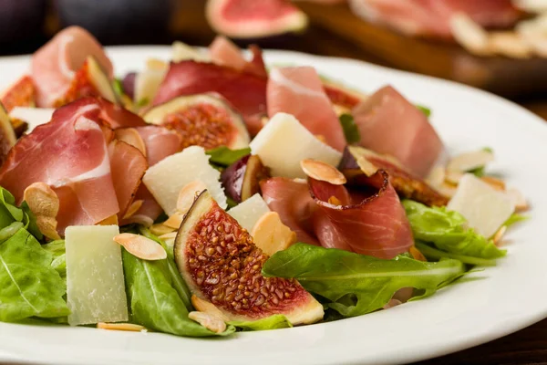 Insalata Fresca Con Fichi Prosciutto Con Parmigiano Mandorle Tostate Vista — Foto Stock