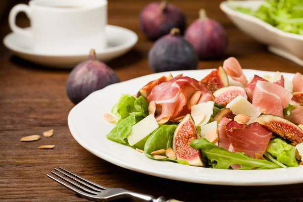 Ensalada Fresca Con Higos Jamón Con Queso Parmesano Almendras Tostadas — Foto de Stock