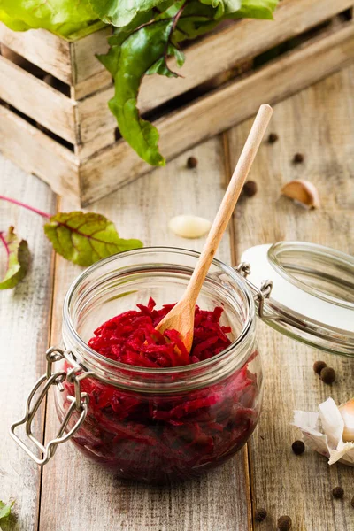 Geriebene Rote Bete Mariniert Gläsern Hölzerner Hintergrund — Stockfoto