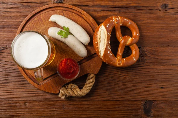 Embutidos Blancos Hervidos Servidos Con Cerveza Pretzels Perfecto Para Octoberfest — Foto de Stock