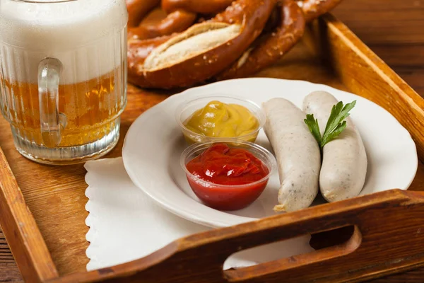 Embutidos Blancos Hervidos Servidos Con Cerveza Pretzels Perfecto Para Octoberfest — Foto de Stock