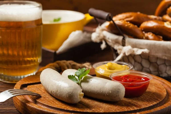 Embutidos Blancos Hervidos Servidos Con Cerveza Pretzels Perfecto Para Octoberfest — Foto de Stock