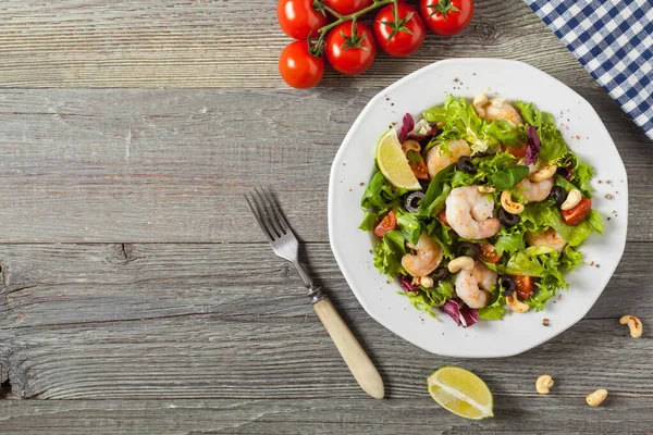 Domates Zeytin Fındıklı Karides Salatası Üst Görünüm — Stok fotoğraf