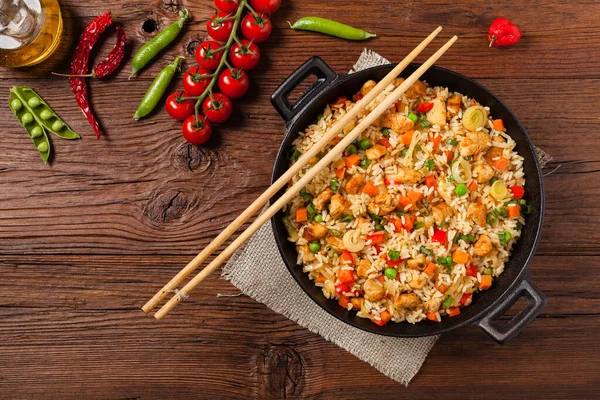 Fried Rice Chicken Prepared Served Wok Natural Wood Background Top — Stock Photo, Image