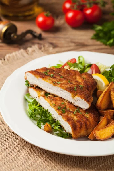 Schnitzel Pollo Servido Con Patatas Asadas Ensalada Vista Frontal Fondo —  Fotos de Stock