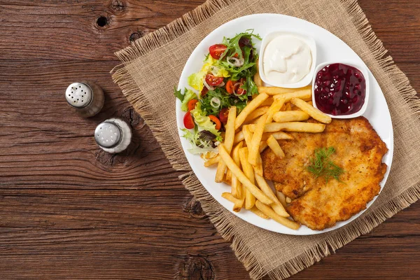 Schnitzel Pui Servit Cartofi Prajiti Salata Fundal Natural Din Lemn — Fotografie, imagine de stoc