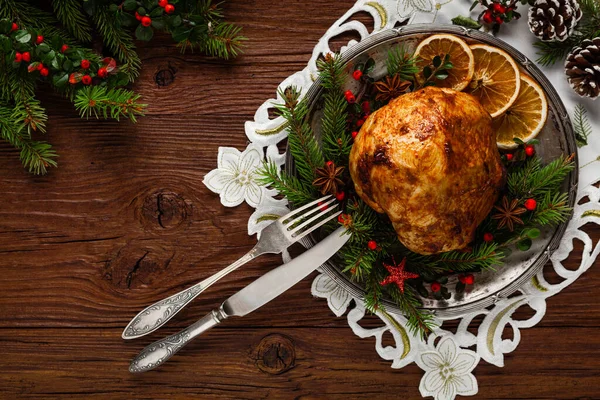 Weihnachtsgebackener Schinken Serviert Auf Dem Alten Teller Rundherum Fichtenzweige Ansicht — Stockfoto