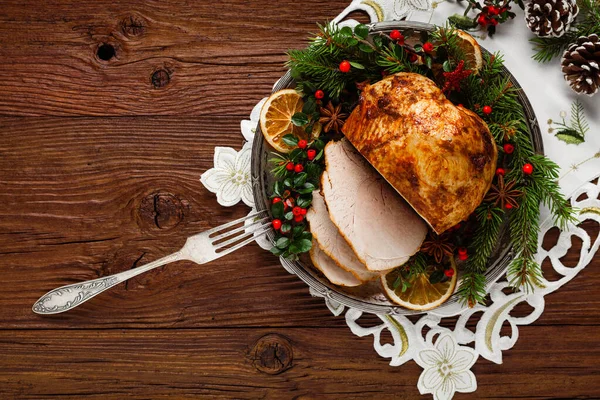 Weihnachtsgebackener Schinken Serviert Auf Dem Alten Teller Rundherum Fichtenzweige Ansicht — Stockfoto