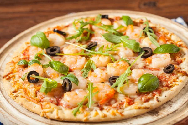 エビ入りのピザ 正面図 木板の背景 — ストック写真