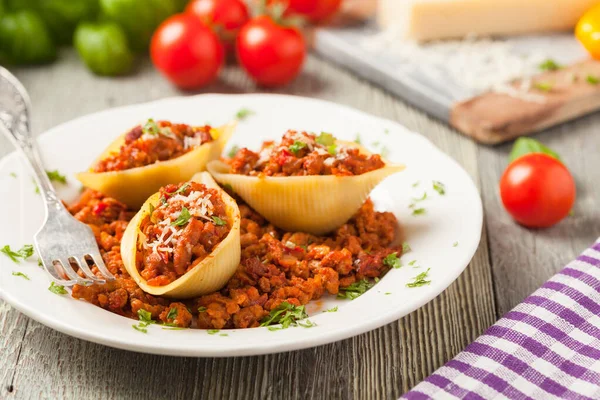 Italiensk Pasta Conchiglioni Rigati Fylld Med Torra Tomater Och Kött — Stockfoto