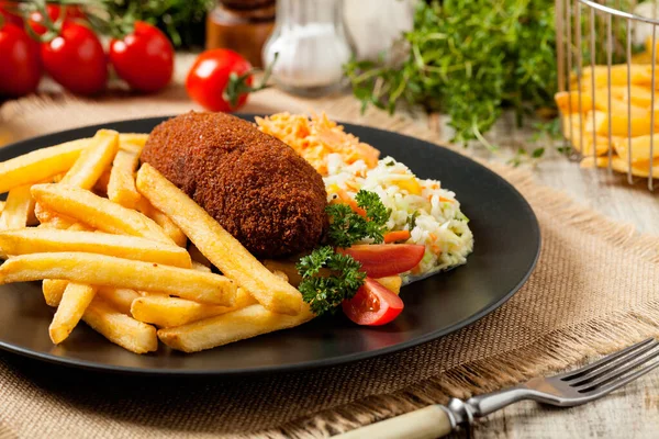 Tavuk Kiev (de Volaille pirzolası) patates kızartması ve salata ile. Ön görünüm.