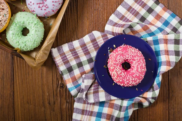 Bunte Donuts Auf Einem Hölzernen Hintergrund Ansicht Von Oben — Stockfoto