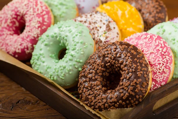 Bunte Donuts Auf Einem Hölzernen Hintergrund Frontansicht — Stockfoto