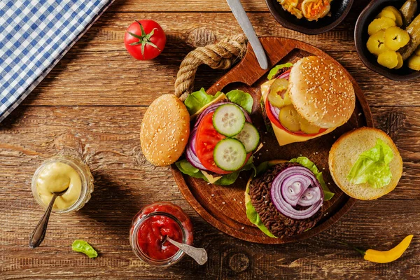 Hamburger Bœuf Fait Maison Avec Fromage Légumes Vue Dessus — Photo