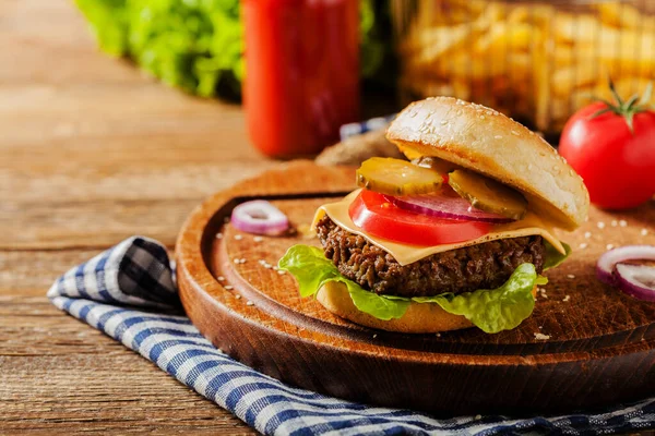 Caseiro Hambúrguer Carne Com Queijo Legumes Servido Com Batatas Fritas — Fotografia de Stock