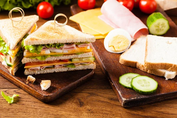 Jambonlu, peynirli, yumurtalı ve sebzeli tost sandviçi. Ön görünüm.