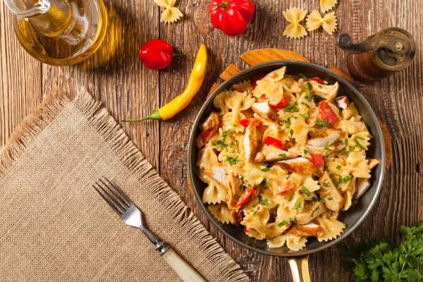 Pasta Farfalle Com Frango Páprica Molho Carbonara Servido Uma Velha — Fotografia de Stock