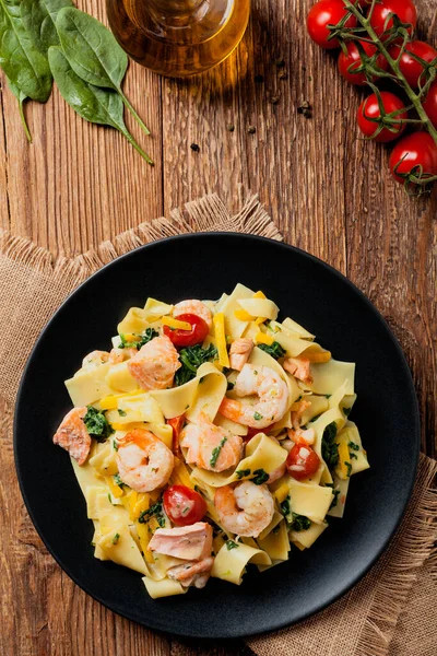 Tradicional Fettuccini Italiano Con Salmón Camarones Espinacas Fondo Tablero Madera —  Fotos de Stock