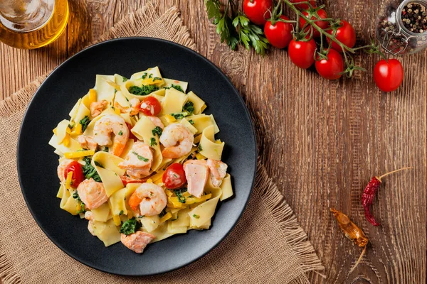 Fettuccini Italiano Tradicional Com Salmão Camarão Espinafre Fundo Placa Madeira — Fotografia de Stock