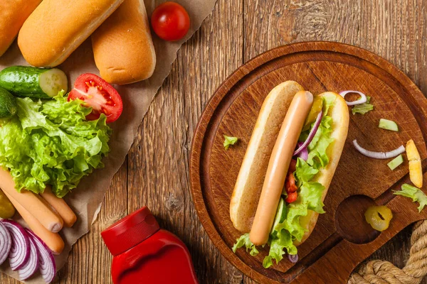 Vynikající Domácí Hot Dogy Servírujeme Hranolkama Horní Pohled — Stock fotografie