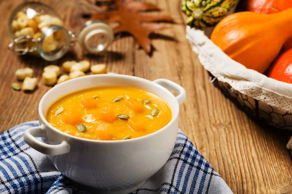 Sopa Creme Abóbora Servido Com Sementes Torradas Croutons — Fotografia de Stock