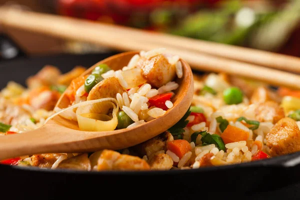 Gefrituurde Rijst Met Kip Bereid Geserveerd Een Wok Natuurlijk Hout — Stockfoto