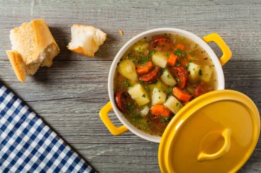 Geleneksel patates çorbası. Üst görünüm.