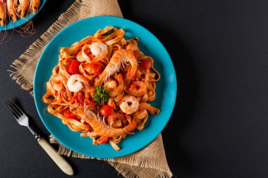 Karidesli makarna. Siyah arka plan. Üst görünüm.