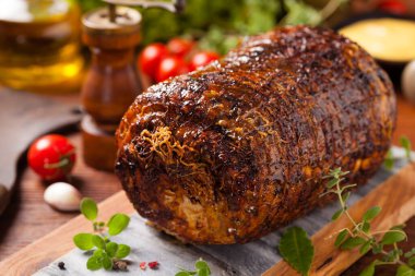 Yuvarlak, kızarmış domuz göbeği. Ön görünüm.