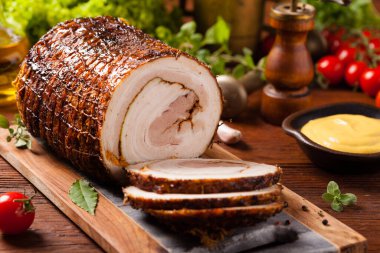 Yuvarlak, kızarmış domuz göbeği. Ön görünüm.