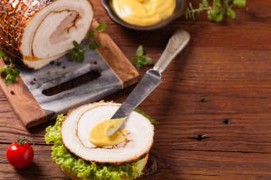 Yuvarlak, kızarmış domuz göbeği. Ön görünüm.