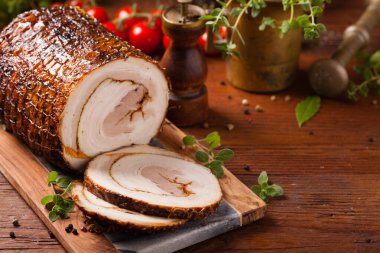 Yuvarlak, kızarmış domuz göbeği. Ön görünüm.