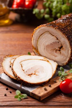 Yuvarlak, kızarmış domuz göbeği. Ön görünüm.