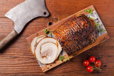 Yuvarlak, kızarmış domuz göbeği. Üst görünüm.